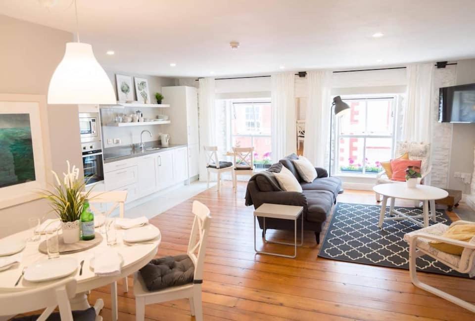 Apartments In Dingle Town Center Экстерьер фото